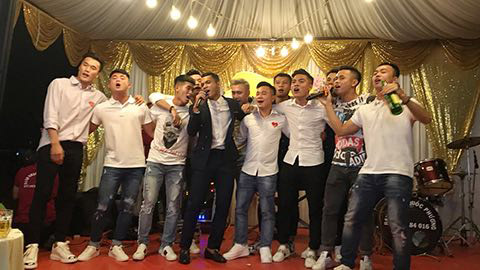 Thủ môn Bùi Tiến Dũng cùng các đồng đội quẩy tưng bừng tại đám cưới Lâm Thuận